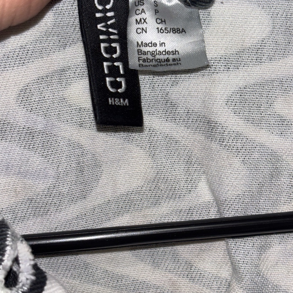 H&M Black and White Wavy Pattern Cropped Jacket - Picture 5 of 6